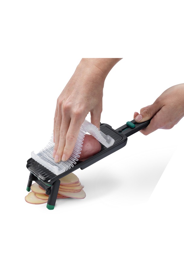 드림팜 노쿠투-야채 슬라이서는 주방에서 요리의 편리함을 더해줄 필수품입니다. 3단계 두께 조절 기능(1mm, 2mm, 3mm)으로 재료 손질을 원하는 대로 할 수 있으며, 초정밀 일본산 스테인리스 블레이드가 깔끔한 슬라이스를 보장합니다. 유연한 손가락 보호대와 트랙 이동식 보호대, 미끄럼 방지 받침대 디자인은 안전하고 안정적인 사용을 돕습니다. 마지막 조각까지 안전하게 커팅할 수 있으며, 음식 조각이 끼지 않는 구조로 위생적인 사용이 가능하며, 식기세척기 사용이 가능하여 간편하게 관리할 수 있습니다. 크기는 28.5cm x 9cm, 무게는 200g입니다.
