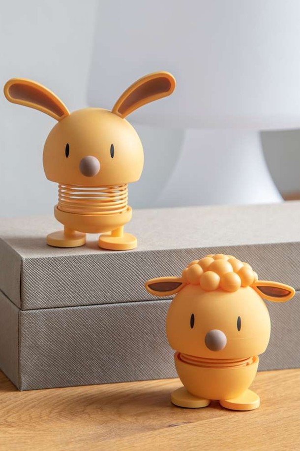 홉티미스트 램버트S (미모사)는 귀여운 캐릭터 디자인의 인테리어 소품입니다. 미모사 컬러의 램버트S는 수공예로 제작되어 섬세함을 더하며, 터치 시 바운싱 동작으로 재미를 선사합니다. S 사이즈(7cm)로 아담하여 가정, 사무실, 카페 등 다양한 공간에 장식용으로 활용하기 좋습니다. 홉티미스트 특유의 발랄한 디자인과 움직임으로 공간에 생기를 불어넣어 보세요. 선물용으로도 훌륭한 선택이 될 것입니다.
