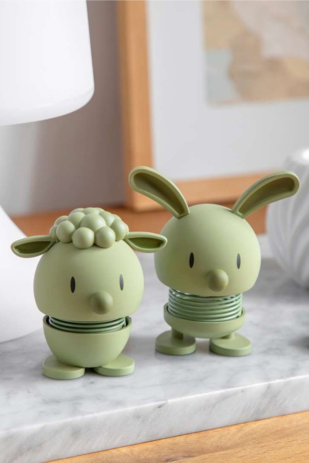 홉티미스트 램버트S (올리브)는 긍정적인 캐릭터 디자인과 바운싱 동작이 특징인 인테리어 소품입니다. 손으로 제작되었으며, 터치 시 귀여운 바운싱 동작을 보여줍니다. 올리브 색상과 S (7cm) 사이즈로, 책상이나 선반 위에 아기자기하게 연출하기 좋습니다. 클래식, 레인보우, 러브 등 다양한 시리즈의 홉티미스트 컬렉션을 만나보세요. 선물용으로도 좋은 홉티미스트 램버트S는 당신의 공간에 활력을 더해줄 것입니다.
