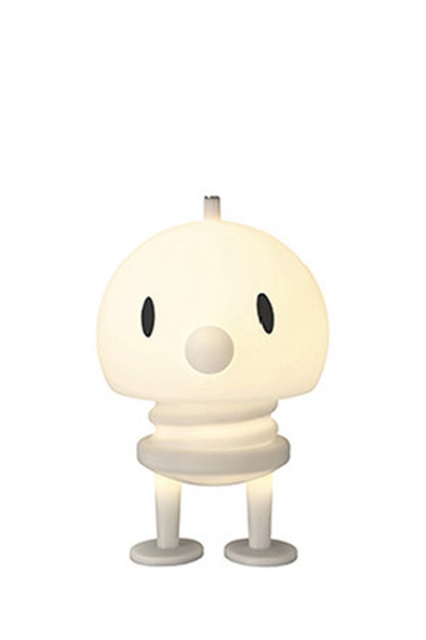 **홉티미스트 PE 테이블램프 XL(화이트)**는 실내 공간에 은은한 빛을 선사하는 테이블 램프입니다. 유연하고 견고한 PE(폴리에틸렌)와 스틸 소재로 제작되었으며, 곡선형의 미니멀하고 모던한 디자인이 특징입니다. 터치 센서를 통해 밝기 조절이 가능하며, USB 충전 및 무선 기능을 지원하여 휴대 및 이동이 편리합니다. 3000K LED 색온도와 300LM 광량으로 최대 9시간 사용 가능하며, 충전 시간은 7-8시간입니다. 데스크나 침실 등 다양한 공간에서 활용할 수 있는 실용적인 조명입니다.
