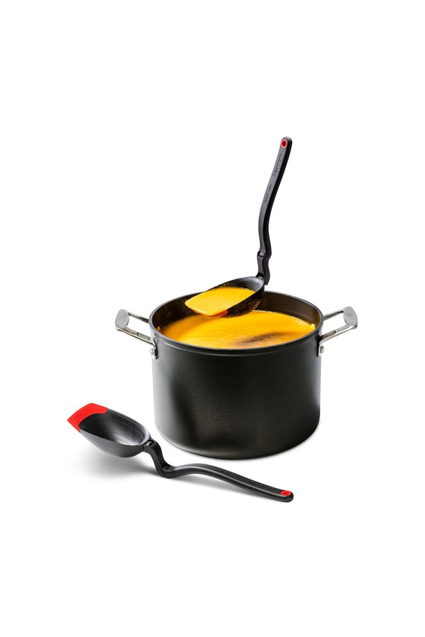 드림팜 스페이들 (국자스푼) 레드는 주방 조리와 계량을 한 번에 해결해주는 다용도 조리 도구입니다. 2-in-1 기능으로 스푼과 국자 역할을 동시에 수행하며, 유연한 실리콘 헤드로 음식물을 효율적으로 스크래핑할 수 있습니다. 'Sit-Up' 디자인으로 위생적인 보관이 가능하며, 측정 눈금이 표시되어 계량 시 편리함을 더합니다. 회전 손잡이와 곡선형 연결부는 사용성을 높이고, 내장된 계량 기능은 조리의 정확성을 높여주는 필수 주방 용품입니다. 색상은 레드와 블랙 두 가지 옵션으로 제공되며, 나일론과 실리콘 소재로 제작되어 내구성이 뛰어납니다.
