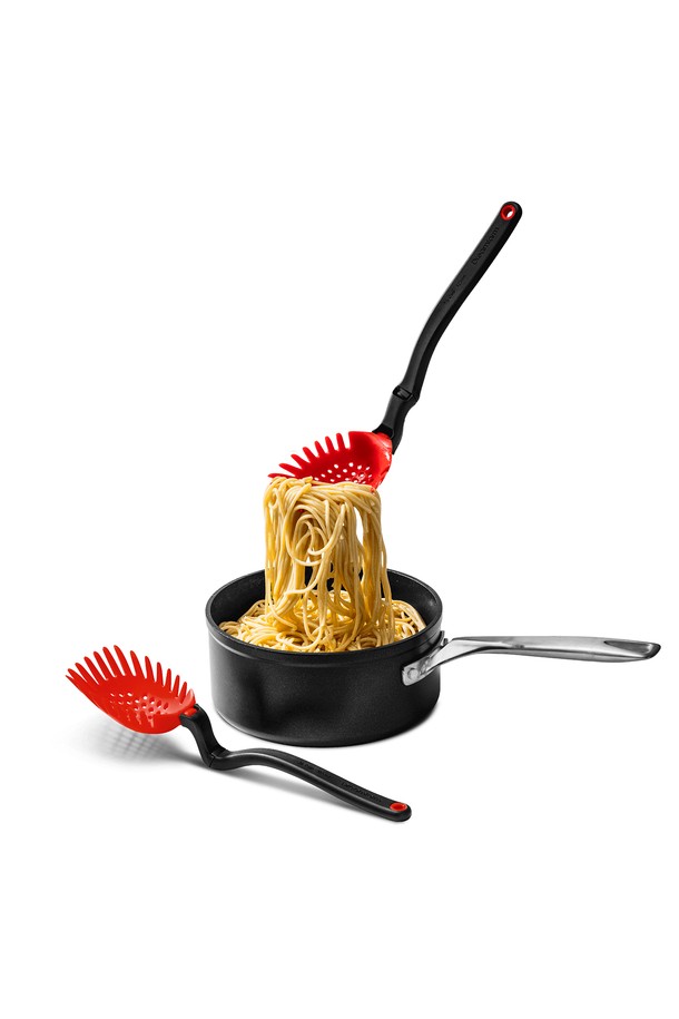 드림팜 홀리스페이들(국자스푼) 레드는 조리 시 편리함을 더하는 주방 필수품입니다. 205도의 높은 내열성을 자랑하며, 나일론 소재로 제작되어 위생적이고 안전하게 사용할 수 있습니다. 국자, 채반, 면 기구 등 다용도로 활용 가능하며, 파스타, 면류, 계란, 감자, 과채류 조리에 유용합니다. 인체공학적 디자인과 구멍이 있는 헤드 디자인으로 실용성을 높였으며, 33.5cm의 넉넉한 길이와 8cm의 너비로 편안한 사용감을 제공합니다. 식기세척기 사용이 가능하여 관리가 용이하며, 레드와 블랙 두 가지 색상으로 만나볼 수 있습니다.
