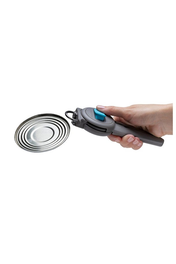 드림팜 도프너-통조림 따개는 주방의 필수품으로, 폴리프로필렌과 스테인리스 스틸 소재로 제작되어 내구성이 뛰어납니다. 19.5cm x 6.8cm 크기로 한 손에 잡기 편안하며, 150g의 가벼운 무게로 사용이 용이합니다. 본 제품은 통조림 오프너, 병따개, 링 오프너 기능을 하나로 제공하여 실용성을 높였습니다. 'Sit-Up 디자인'과 곡선형 연결부, 버튼식 잠금장치로 안전하고 위생적인 사용을 보장하며, 강화된 스테인리스 스틸 커팅휠과 테이블/바닥 접촉 방지 설계를 통해 더욱 편리하게 사용할 수 있습니다.
