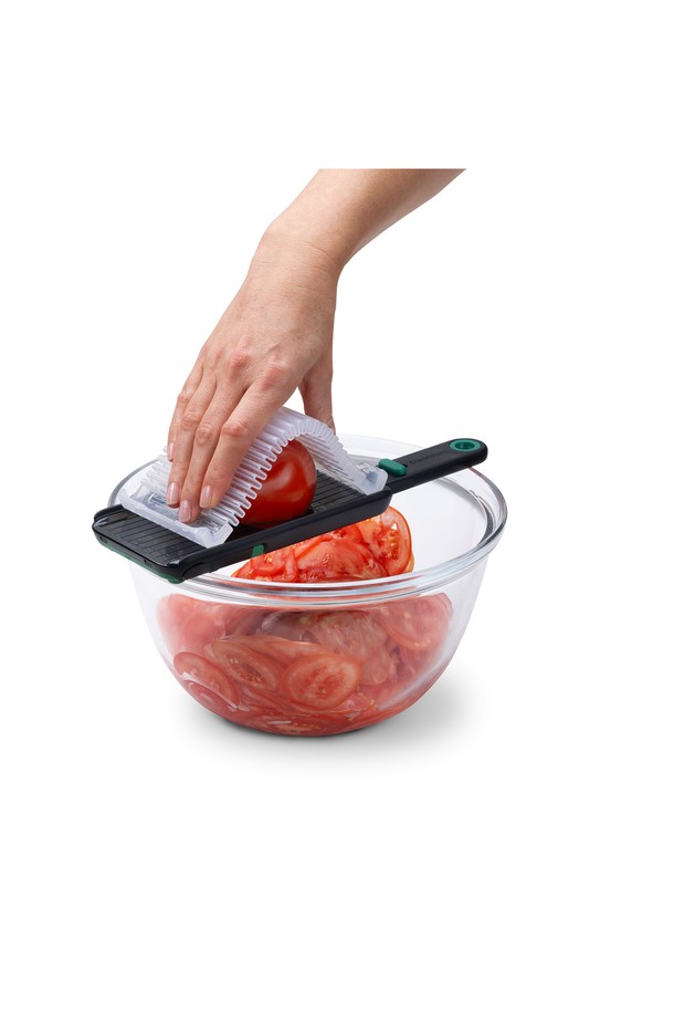 드림팜 노쿠투-야채 슬라이서는 주방에서 요리의 편리함을 더해줄 필수품입니다. 3단계 두께 조절 기능(1mm, 2mm, 3mm)으로 재료 손질을 원하는 대로 할 수 있으며, 초정밀 일본산 스테인리스 블레이드가 깔끔한 슬라이스를 보장합니다. 유연한 손가락 보호대와 트랙 이동식 보호대, 미끄럼 방지 받침대 디자인은 안전하고 안정적인 사용을 돕습니다. 마지막 조각까지 안전하게 커팅할 수 있으며, 음식 조각이 끼지 않는 구조로 위생적인 사용이 가능하며, 식기세척기 사용이 가능하여 간편하게 관리할 수 있습니다. 크기는 28.5cm x 9cm, 무게는 200g입니다.
