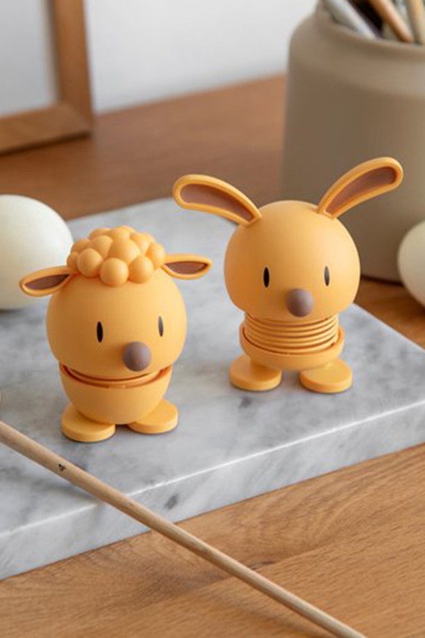 홉티미스트 램버트S (미모사)는 귀여운 캐릭터 디자인의 인테리어 소품입니다. 미모사 컬러의 램버트S는 수공예로 제작되어 섬세함을 더하며, 터치 시 바운싱 동작으로 재미를 선사합니다. S 사이즈(7cm)로 아담하여 가정, 사무실, 카페 등 다양한 공간에 장식용으로 활용하기 좋습니다. 홉티미스트 특유의 발랄한 디자인과 움직임으로 공간에 생기를 불어넣어 보세요. 선물용으로도 훌륭한 선택이 될 것입니다.
