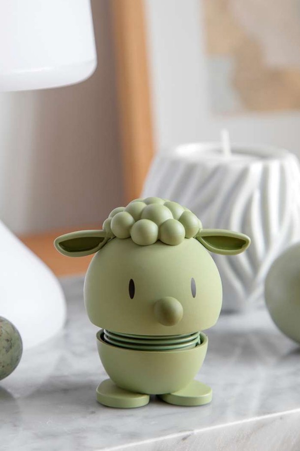 홉티미스트 램버트S (올리브)는 긍정적인 캐릭터 디자인과 바운싱 동작이 특징인 인테리어 소품입니다. 손으로 제작되었으며, 터치 시 귀여운 바운싱 동작을 보여줍니다. 올리브 색상과 S (7cm) 사이즈로, 책상이나 선반 위에 아기자기하게 연출하기 좋습니다. 클래식, 레인보우, 러브 등 다양한 시리즈의 홉티미스트 컬렉션을 만나보세요. 선물용으로도 좋은 홉티미스트 램버트S는 당신의 공간에 활력을 더해줄 것입니다.
