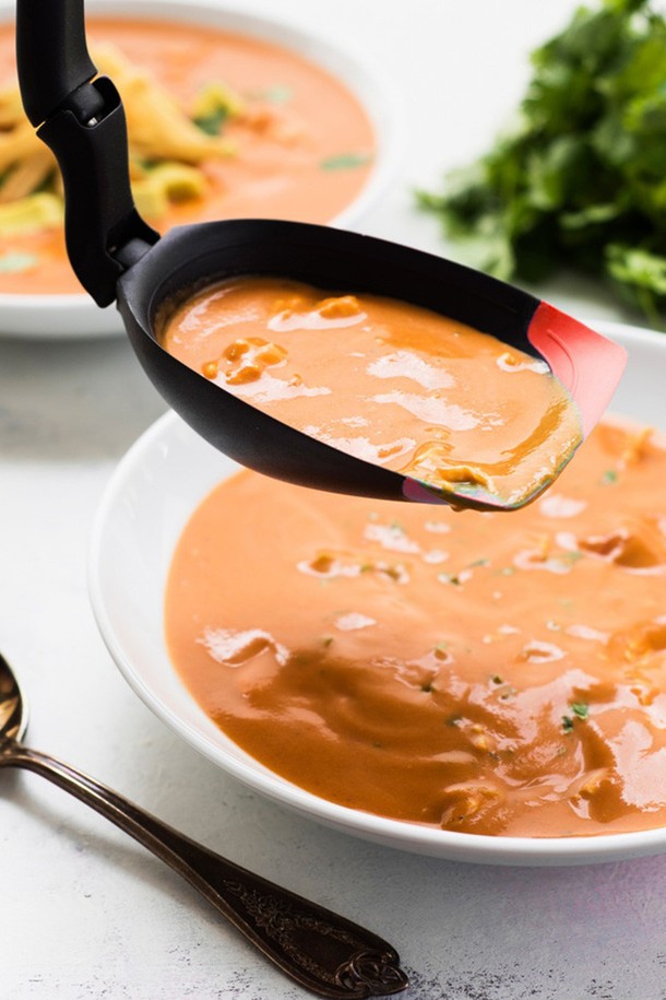 드림팜 스페이들 (국자스푼) 레드는 주방 조리와 계량을 한 번에 해결해주는 다용도 조리 도구입니다. 2-in-1 기능으로 스푼과 국자 역할을 동시에 수행하며, 유연한 실리콘 헤드로 음식물을 효율적으로 스크래핑할 수 있습니다. 'Sit-Up' 디자인으로 위생적인 보관이 가능하며, 측정 눈금이 표시되어 계량 시 편리함을 더합니다. 회전 손잡이와 곡선형 연결부는 사용성을 높이고, 내장된 계량 기능은 조리의 정확성을 높여주는 필수 주방 용품입니다. 색상은 레드와 블랙 두 가지 옵션으로 제공되며, 나일론과 실리콘 소재로 제작되어 내구성이 뛰어납니다.
