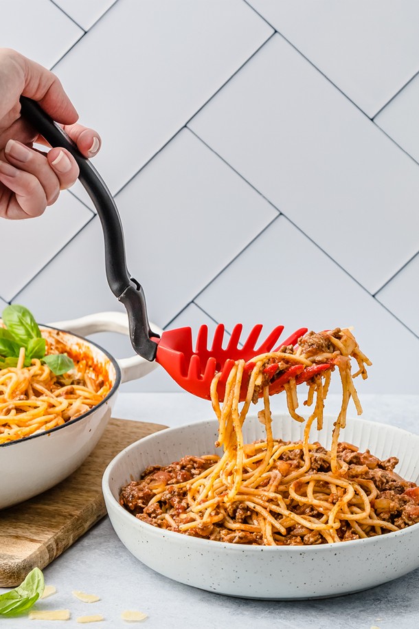 드림팜 홀리스페이들(국자스푼) 레드는 조리 시 편리함을 더하는 주방 필수품입니다. 205도의 높은 내열성을 자랑하며, 나일론 소재로 제작되어 위생적이고 안전하게 사용할 수 있습니다. 국자, 채반, 면 기구 등 다용도로 활용 가능하며, 파스타, 면류, 계란, 감자, 과채류 조리에 유용합니다. 인체공학적 디자인과 구멍이 있는 헤드 디자인으로 실용성을 높였으며, 33.5cm의 넉넉한 길이와 8cm의 너비로 편안한 사용감을 제공합니다. 식기세척기 사용이 가능하여 관리가 용이하며, 레드와 블랙 두 가지 색상으로 만나볼 수 있습니다.
