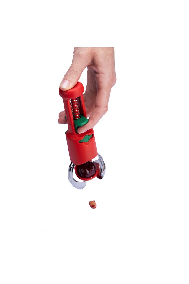 드림팜 훌라핏-과일탈피기는 과일 꼭지 제거, 씨 제거, 파인애플 눈 제거, 과즙 튀김 방지, 잠금 기능까지 갖춘 3-in-1 다기능 주방용품입니다. 레드와 그린 색상으로 제공되며, PP, 나일론, 스테인레스스틸 소재로 제작되어 내구성이 뛰어납니다. 원형 블레이드 디자인과 이중 공간 설계를 통해 효율적인 사용이 가능하며, 안전 보관을 위한 잠금장치가 있습니다. 딸기, 토마토, 체리, 올리브, 파인애플 등 다양한 과일의 손질을 간편하게 도와줍니다. 사이즈는 12.6cm X 4.5cm, 무게는 70g으로, 시트업 디자인과 스프링 장착 플런저 메커니즘으로 편리함을 더했습니다.
