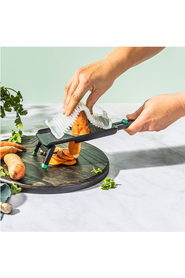 드림팜 노쿠투-야채 슬라이서는 주방에서 요리의 편리함을 더해줄 필수품입니다. 3단계 두께 조절 기능(1mm, 2mm, 3mm)으로 재료 손질을 원하는 대로 할 수 있으며, 초정밀 일본산 스테인리스 블레이드가 깔끔한 슬라이스를 보장합니다. 유연한 손가락 보호대와 트랙 이동식 보호대, 미끄럼 방지 받침대 디자인은 안전하고 안정적인 사용을 돕습니다. 마지막 조각까지 안전하게 커팅할 수 있으며, 음식 조각이 끼지 않는 구조로 위생적인 사용이 가능하며, 식기세척기 사용이 가능하여 간편하게 관리할 수 있습니다. 크기는 28.5cm x 9cm, 무게는 200g입니다.
