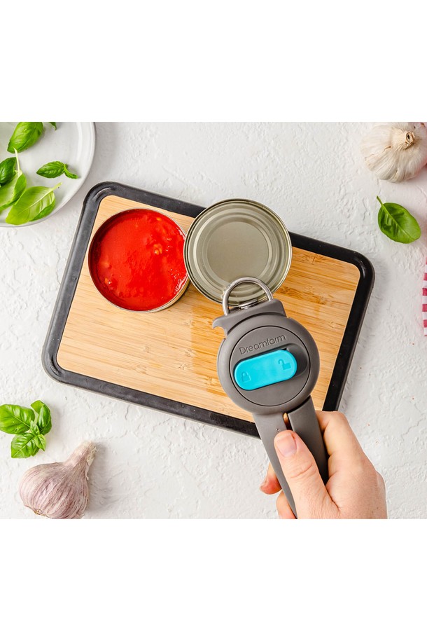 드림팜 도프너-통조림 따개는 주방의 필수품으로, 폴리프로필렌과 스테인리스 스틸 소재로 제작되어 내구성이 뛰어납니다. 19.5cm x 6.8cm 크기로 한 손에 잡기 편안하며, 150g의 가벼운 무게로 사용이 용이합니다. 본 제품은 통조림 오프너, 병따개, 링 오프너 기능을 하나로 제공하여 실용성을 높였습니다. 'Sit-Up 디자인'과 곡선형 연결부, 버튼식 잠금장치로 안전하고 위생적인 사용을 보장하며, 강화된 스테인리스 스틸 커팅휠과 테이블/바닥 접촉 방지 설계를 통해 더욱 편리하게 사용할 수 있습니다.
