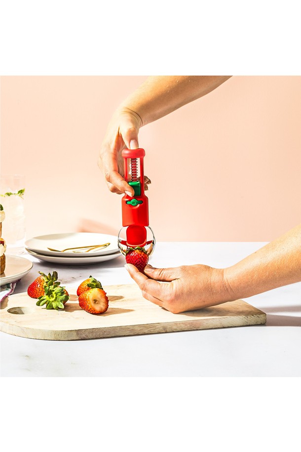 드림팜 훌라핏-과일탈피기는 과일 꼭지 제거, 씨 제거, 파인애플 눈 제거, 과즙 튀김 방지, 잠금 기능까지 갖춘 3-in-1 다기능 주방용품입니다. 레드와 그린 색상으로 제공되며, PP, 나일론, 스테인레스스틸 소재로 제작되어 내구성이 뛰어납니다. 원형 블레이드 디자인과 이중 공간 설계를 통해 효율적인 사용이 가능하며, 안전 보관을 위한 잠금장치가 있습니다. 딸기, 토마토, 체리, 올리브, 파인애플 등 다양한 과일의 손질을 간편하게 도와줍니다. 사이즈는 12.6cm X 4.5cm, 무게는 70g으로, 시트업 디자인과 스프링 장착 플런저 메커니즘으로 편리함을 더했습니다.
