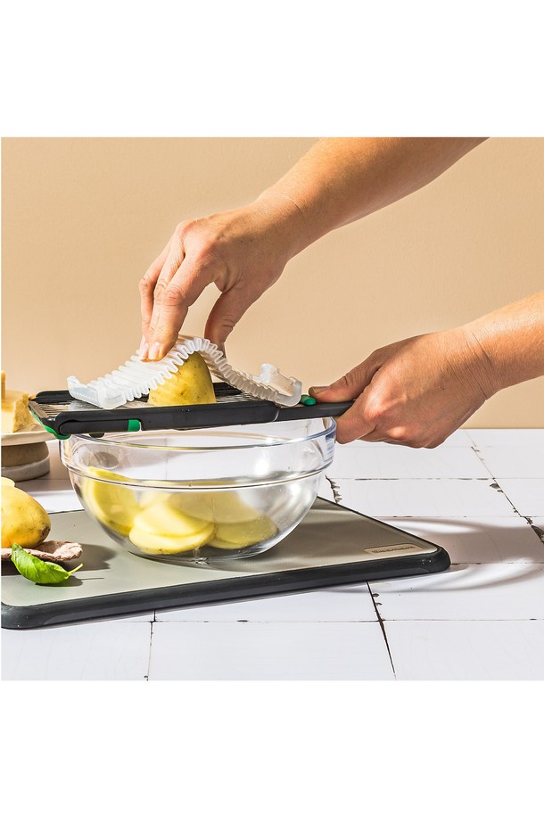 드림팜 노쿠투-야채 슬라이서는 주방에서 요리의 편리함을 더해줄 필수품입니다. 3단계 두께 조절 기능(1mm, 2mm, 3mm)으로 재료 손질을 원하는 대로 할 수 있으며, 초정밀 일본산 스테인리스 블레이드가 깔끔한 슬라이스를 보장합니다. 유연한 손가락 보호대와 트랙 이동식 보호대, 미끄럼 방지 받침대 디자인은 안전하고 안정적인 사용을 돕습니다. 마지막 조각까지 안전하게 커팅할 수 있으며, 음식 조각이 끼지 않는 구조로 위생적인 사용이 가능하며, 식기세척기 사용이 가능하여 간편하게 관리할 수 있습니다. 크기는 28.5cm x 9cm, 무게는 200g입니다.
