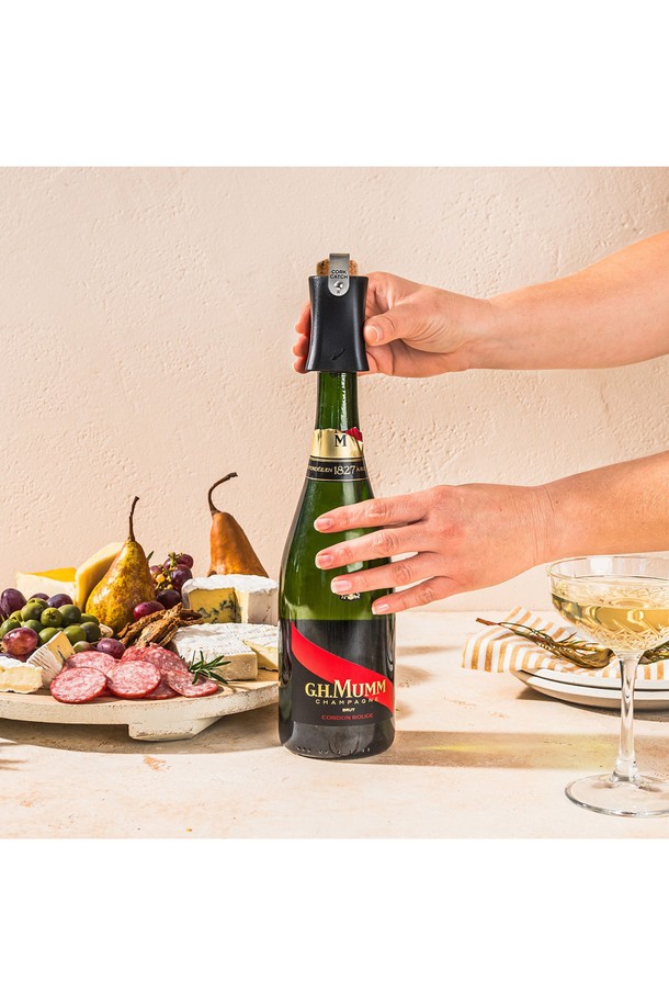 드림팜 챔팝-샴페인 캡리무버는 파티, 바, 특별 행사를 더욱 특별하게 만들어 줄 주방용품입니다. ABS와 스테인리스 스틸 소재로 제작되었으며, 4.5cm x 4.5cm의 컴팩트한 사이즈와 50g의 가벼운 무게로 휴대성을 높였습니다. 시트업 디자인과 나선형 내부 구조, 스테인리스 스틸 링, 가스 배출 홀이 적용되어 코르크를 안전하게 제거하고, 속도를 조절하며, 포집하는 기능을 제공합니다. 다기능 디자인과 위생적인 설계, 안전한 코르크 제거 시스템, 조절 가능한 코르크 궤적 제어 시스템으로 편리하게 사용할 수 있습니다.
