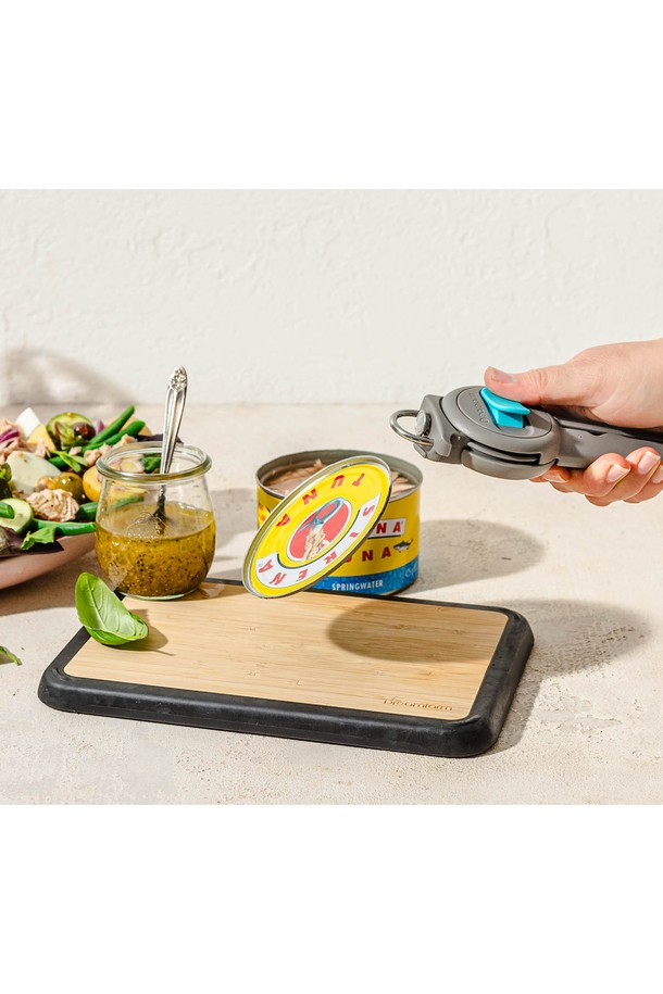 드림팜 도프너-통조림 따개는 주방의 필수품으로, 폴리프로필렌과 스테인리스 스틸 소재로 제작되어 내구성이 뛰어납니다. 19.5cm x 6.8cm 크기로 한 손에 잡기 편안하며, 150g의 가벼운 무게로 사용이 용이합니다. 본 제품은 통조림 오프너, 병따개, 링 오프너 기능을 하나로 제공하여 실용성을 높였습니다. 'Sit-Up 디자인'과 곡선형 연결부, 버튼식 잠금장치로 안전하고 위생적인 사용을 보장하며, 강화된 스테인리스 스틸 커팅휠과 테이블/바닥 접촉 방지 설계를 통해 더욱 편리하게 사용할 수 있습니다.
