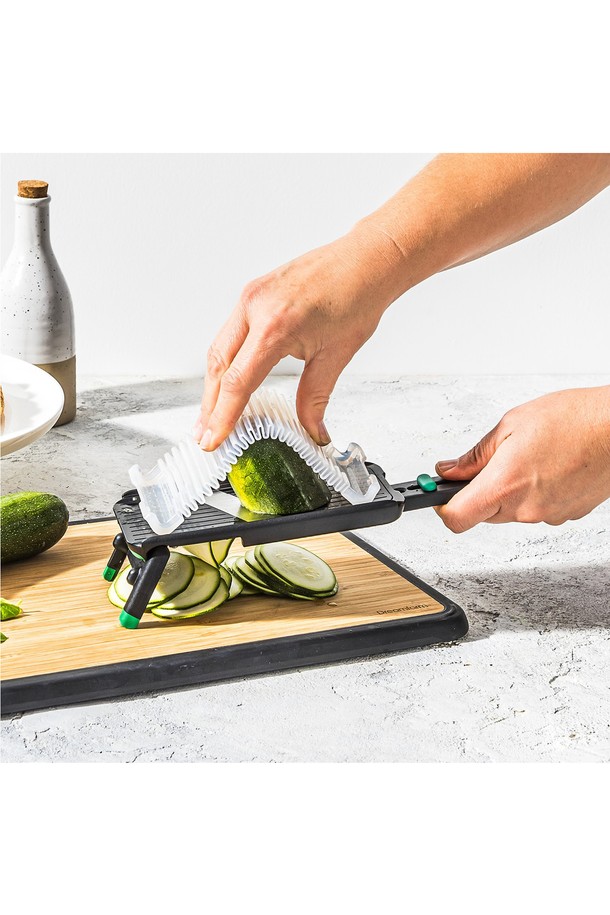 드림팜 노쿠투-야채 슬라이서는 주방에서 요리의 편리함을 더해줄 필수품입니다. 3단계 두께 조절 기능(1mm, 2mm, 3mm)으로 재료 손질을 원하는 대로 할 수 있으며, 초정밀 일본산 스테인리스 블레이드가 깔끔한 슬라이스를 보장합니다. 유연한 손가락 보호대와 트랙 이동식 보호대, 미끄럼 방지 받침대 디자인은 안전하고 안정적인 사용을 돕습니다. 마지막 조각까지 안전하게 커팅할 수 있으며, 음식 조각이 끼지 않는 구조로 위생적인 사용이 가능하며, 식기세척기 사용이 가능하여 간편하게 관리할 수 있습니다. 크기는 28.5cm x 9cm, 무게는 200g입니다.
