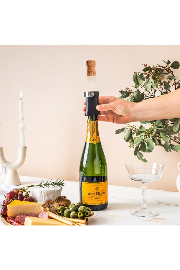 드림팜 챔팝-샴페인 캡리무버는 파티, 바, 특별 행사를 더욱 특별하게 만들어 줄 주방용품입니다. ABS와 스테인리스 스틸 소재로 제작되었으며, 4.5cm x 4.5cm의 컴팩트한 사이즈와 50g의 가벼운 무게로 휴대성을 높였습니다. 시트업 디자인과 나선형 내부 구조, 스테인리스 스틸 링, 가스 배출 홀이 적용되어 코르크를 안전하게 제거하고, 속도를 조절하며, 포집하는 기능을 제공합니다. 다기능 디자인과 위생적인 설계, 안전한 코르크 제거 시스템, 조절 가능한 코르크 궤적 제어 시스템으로 편리하게 사용할 수 있습니다.
