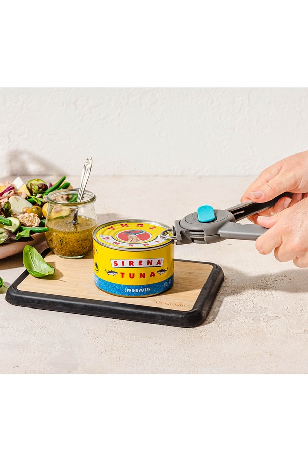 드림팜 도프너-통조림 따개는 주방의 필수품으로, 폴리프로필렌과 스테인리스 스틸 소재로 제작되어 내구성이 뛰어납니다. 19.5cm x 6.8cm 크기로 한 손에 잡기 편안하며, 150g의 가벼운 무게로 사용이 용이합니다. 본 제품은 통조림 오프너, 병따개, 링 오프너 기능을 하나로 제공하여 실용성을 높였습니다. 'Sit-Up 디자인'과 곡선형 연결부, 버튼식 잠금장치로 안전하고 위생적인 사용을 보장하며, 강화된 스테인리스 스틸 커팅휠과 테이블/바닥 접촉 방지 설계를 통해 더욱 편리하게 사용할 수 있습니다.
