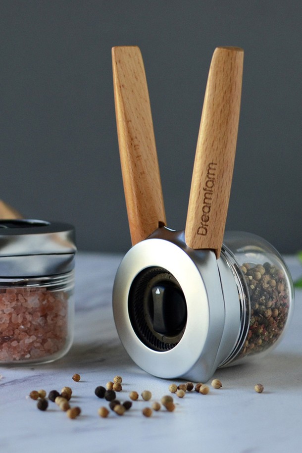 드림팜 오투 페퍼밀 우드 - 후추 그라인더는 비치우드, 알루미나 세라믹, 스테인리스 스틸, 보로실리케이트 글라스 등 고급 소재로 제작되었습니다. 세계 최초의 핸들형 페퍼밀 디자인으로 한 손 또는 양손으로 편리하게 사용할 수 있습니다. 6단계 분쇄 조절 기능을 통해 원하는 굵기로 후추, 소금, 향신료를 분쇄할 수 있으며, 투명 용기로 내용물을 쉽게 확인할 수 있습니다. 959 알루미나 세라믹 분쇄 메커니즘과 넓은 입구, 위생적인 디자인으로 뛰어난 내구성과 사용 편의성을 제공합니다.
