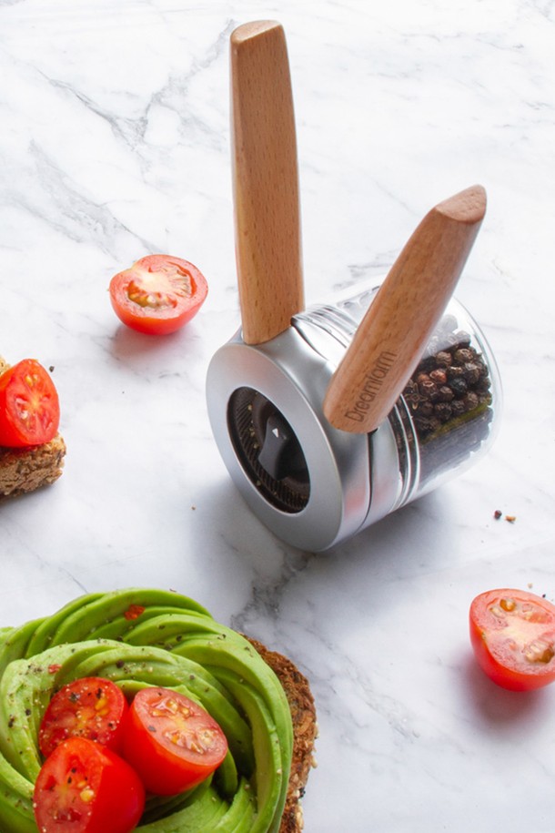 드림팜 오투 페퍼밀 우드 - 후추 그라인더는 비치우드, 알루미나 세라믹, 스테인리스 스틸, 보로실리케이트 글라스 등 고급 소재로 제작되었습니다. 세계 최초의 핸들형 페퍼밀 디자인으로 한 손 또는 양손으로 편리하게 사용할 수 있습니다. 6단계 분쇄 조절 기능을 통해 원하는 굵기로 후추, 소금, 향신료를 분쇄할 수 있으며, 투명 용기로 내용물을 쉽게 확인할 수 있습니다. 959 알루미나 세라믹 분쇄 메커니즘과 넓은 입구, 위생적인 디자인으로 뛰어난 내구성과 사용 편의성을 제공합니다.
