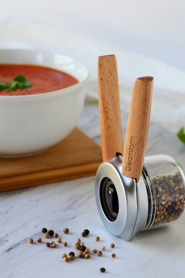 드림팜 오투 페퍼밀 우드 - 후추 그라인더는 비치우드, 알루미나 세라믹, 스테인리스 스틸, 보로실리케이트 글라스 등 고급 소재로 제작되었습니다. 세계 최초의 핸들형 페퍼밀 디자인으로 한 손 또는 양손으로 편리하게 사용할 수 있습니다. 6단계 분쇄 조절 기능을 통해 원하는 굵기로 후추, 소금, 향신료를 분쇄할 수 있으며, 투명 용기로 내용물을 쉽게 확인할 수 있습니다. 959 알루미나 세라믹 분쇄 메커니즘과 넓은 입구, 위생적인 디자인으로 뛰어난 내구성과 사용 편의성을 제공합니다.
