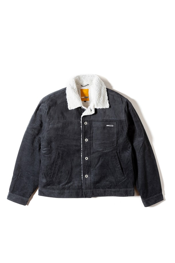 [GSMJ-059] 쉐르파 트러커 재킷 다크 그레이는 남녀 모두 착용 가능한 캐주얼 스타일의 아우터입니다. 가을과 겨울에 적합하며, 부드러운 코듀로이 소재에 두꺼운 두께감으로 보온성을 높였습니다. 숏 기장의 오버핏 디자인으로, 레이어드하여 다양한 스타일을 연출하기 용이합니다. 다크 그레이 컬러의 무지 디자인에 버튼 여밈 방식으로 클래식하고 미니멀한 매력을 더했습니다. 일상 및 출근룩에 활용하기 좋은 트러커 재킷입니다.
