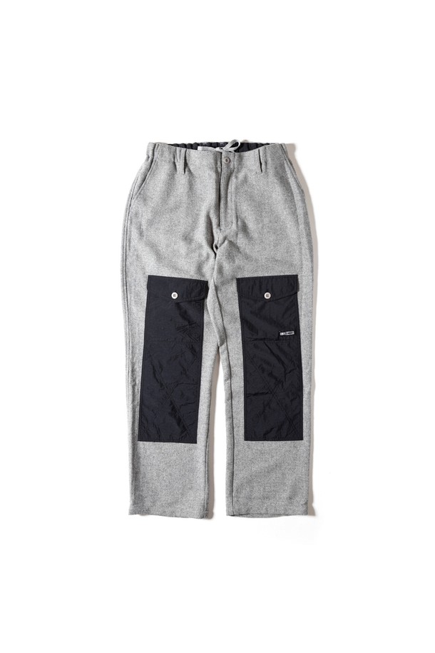 [GSMP-066] 울 라이크 필드 팬츠 그레이는 가을, 겨울 시즌에 어울리는 남성용 필드 팬츠입니다. 멜란지 패턴의 울 라이크 소재를 사용하여 부드러운 촉감과 트위드 느낌을 살렸으며, 레귤러 핏으로 편안하게 착용 가능합니다. 일상 및 아웃도어 활동 모두에 적합하며, 무릎 보강과 포켓 디테일로 실용성을 더했습니다. 워크웨어와 밀리터리 스타일을 결합하여 클래식하면서도 미니멀한 무드를 연출하며, 출근룩으로도 활용하기 좋습니다. 관리 또한 용이합니다.
