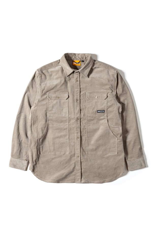 GSMSH-072 코듀로이 스트레치 필드 셔츠 베이지는 가을, 겨울 시즌 남성들을 위한 필드 셔츠입니다. 부드러운 촉감의 두꺼운 코듀로이 소재로 제작되어 보온성과 신축성을 제공하며, 일상과 워크웨어 스타일 모두 소화 가능합니다. 차이나칼라와 레귤러핏 디자인, 그리고 넉넉한 수납을 위한 대용량 패치 포켓 디테일이 특징입니다. 캐주얼, 워크웨어, 클래식 스타일을 아우르며 출근룩, 캠핑룩 등 다양한 TPO에 활용하기 좋습니다. 베이지 컬러의 무지 디자인으로 어떤 스타일에도 쉽게 매치할 수 있습니다.
