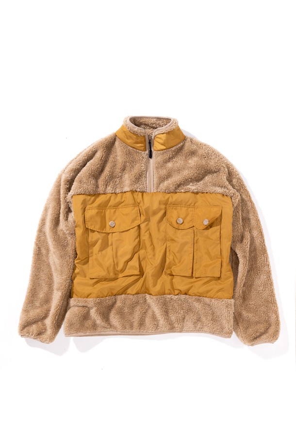 [GSWCT-080] 하이넥 코랄 플리스 풀오버 베이지는 여성용 플리스 자켓입니다. 베이지 및 머스타드 컬러로 출시되었으며, 가을과 겨울에 따뜻하게 착용할 수 있습니다. 루즈핏의 두꺼운 플리스 소재에 하이넥 디자인과 가슴 포켓, 배색 디테일로 캐주얼, 스포티한 스타일을 연출합니다. 산책룩, 캠핑룩 등 다양한 TPO에 활용 가능하며, 미니멀한 스타일을 선호하는 분들께 추천합니다. 부드러운 촉감과 긴 소매 기장으로 편안함을 더했습니다.
