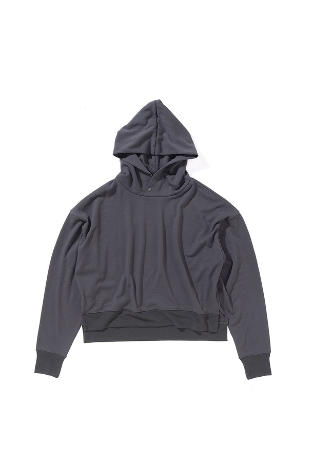 [GSWCT-087] 크롭 후디 차콜 그레이는 여성용 후드티입니다. 미니멀한 스타일의 크롭핏 디자인으로, 봄, 가을에 착용하기 좋습니다. 부드러운 폴리에스테르 소재로 제작되었으며, 로고 패턴이 특징입니다. 긴 소매 기장과 후드 디자인으로 편안함과 스타일을 동시에 제공하며, UV차단, 흡습, 속건, 안티 파일링 기능으로 실용성을 더했습니다.
