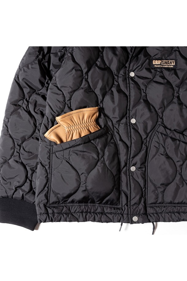 [GSMCT-054] 워터 리펠런트 퀼팅 블루종은 남성용 아우터로, 가을과 겨울에 착용하기 좋습니다. 블랙 컬러의 레귤러핏 블루종으로, 밀리터리 및 빈티지 스타일을 연출하며, 퀼팅 패턴이 특징입니다. 폴리에스테르 소재로 제작되어 두꺼운 두께감을 자랑하며, 발수 기능이 있어 일상생활은 물론 출근룩으로도 활용 가능합니다. 스냅 버튼으로 여밈 방식을 갖춘 긴 소매 블루종으로 클래식, 미니멀, 워크웨어 스타일을 즐기는 분들께 추천합니다.
