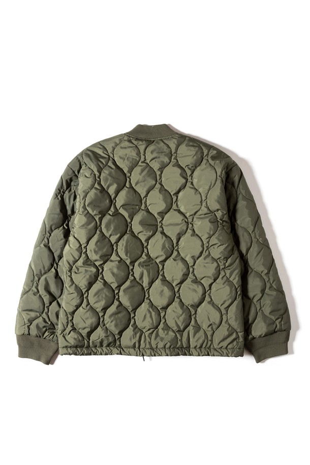 [GSMCT-054] 워터 리펠런트 퀼팅 블루종 올리브는 가을, 겨울 시즌에 적합한 남녀 공용 아우터입니다. 퀼팅 디테일과 밀리터리 스타일이 특징이며, 레귤러 핏으로 편안하게 착용 가능합니다. 방수 및 발수 기능이 있어 일상생활은 물론 출근룩, 여행룩으로도 활용도가 높습니다. 스냅 버튼 여밈 방식과 긴 소매 기장으로 디자인되었으며, 폴리에스테르 소재의 두꺼운 두께감으로 보온성을 더했습니다. 캐주얼, 클래식, 미니멀 스타일을 모두 소화할 수 있는 활용도 높은 블루종입니다.
