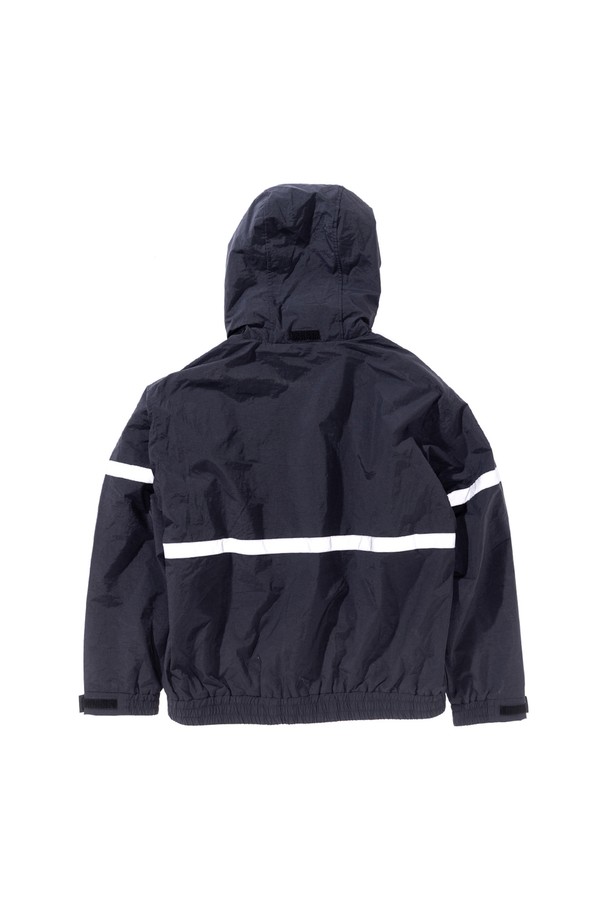 **[GSMJ-055] 리플렉티브 라인 필드 재킷 블랙**은 남성용 필드 재킷으로, 일상 및 아웃도어 활동에 적합합니다. MACLOWLY® 발수 소재와 방수 기능을 갖춰 변덕스러운 날씨에도 쾌적함을 유지하며, 탈부착 가능한 후드와 기모 메쉬 안감으로 보온성을 더했습니다. 밀리터리 및 스포티 스타일을 결합한 디자인으로, 리플렉티브 테이프 디테일이 야간 활동 시 안전성을 높여줍니다. 출근룩, 여행룩, 캠핑룩 등 다양한 TPO에 캐주얼, 미니멀, 스포티 스타일로 연출할 수 있는 활용도 높은 아이템입니다.
