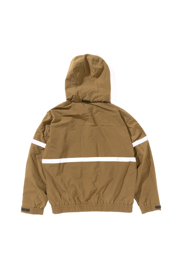 [GSMJ-055] REFLECTIVE LINE FIELD 재킷 카키는 일상, 아웃도어 활동은 물론 여행, 캠핑, 등산 시에도 활용하기 좋은 필드 재킷입니다. 봄, 가을, 겨울 세 계절에 걸쳐 착용 가능하며, 레귤러핏으로 제작되어 편안한 착용감을 선사합니다. 밀리터리 스타일을 기반으로 무지 패턴과 크롭 기장으로 디자인되었으며, 집업 방식으로 간편하게 여밀 수 있습니다. 

주요 소재는 튼튼한 타슬란과 통기성이 좋은 메쉬를 사용하고, 두꺼운 두께감으로 보온성을 높였습니다. 후드와 리플렉티브 테이프 디테일, 발수 기능이 더해져 기능성을 더했으며, 캐주얼, 고프코어, 워크웨어 스타일을 즐겨 입는 분들께 추천합니다.
