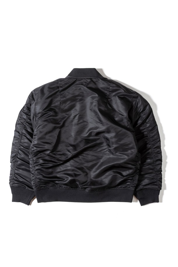 [GSMJ-057] 워터 리펠런트 플라이트 재킷 블랙은 남성용 플라이트 재킷입니다. 가을, 겨울 시즌에 적합하며, 일상 및 출근룩, 모임룩에 활용하기 좋습니다. 밀리터리 스타일의 무지 디자인으로, 레귤러핏에 두꺼운 두께감과 긴소매 기장을 갖췄습니다. 발수 처리 및 허리 리브 디테일이 특징이며, 집업 방식으로 간편하게 착용할 수 있습니다. 
