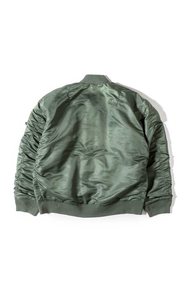 [GSMJ-057] 워터 리펠런트 플라이트 재킷 올리브는 캐주얼 및 워크웨어 스타일을 선호하는 남성 고객을 위한 아우터입니다. 봄, 가을 계절에 적합하며, 일상 및 여행룩에 활용하기 좋습니다. 넉넉한 두께감의 나일론 소재와 레귤러핏으로 제작되었으며, 발수 처리 기능이 있어 실용적입니다. 크롭 기장에 집업 여밈 방식, 허리 리브 디테일이 특징이며, 무지 디자인의 올리브 컬러가 밀리터리 무드를 더해줍니다. 긴 소매 기장의 플라이트 재킷으로, 다양한 스타일 연출이 가능합니다.
