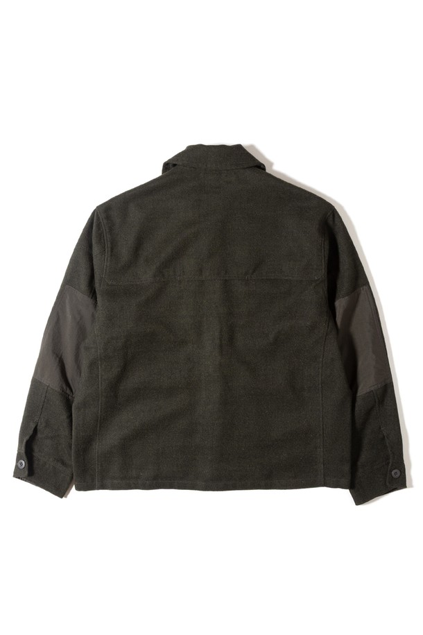 [GSMJ-058] 맥키노 재킷 블랙은 가을과 겨울, 출근룩에 어울리는 남성용 아우터입니다. 멜란지 패턴의 블랙 컬러 트위드 소재로 제작되었으며, 레귤러핏과 두꺼운 두께감으로 보온성을 높였습니다. 넉넉한 수납을 위한 대용량 패치 포켓과 레이어드 스타일링이 가능한 디자인이 특징입니다. 클래식, 캐주얼, 미니멀 스타일을 모두 아우르는 활용도 높은 맥키노 재킷입니다. 버튼 여밈 방식과 긴 소매 기장으로 편안함과 스타일을 동시에 제공합니다.
