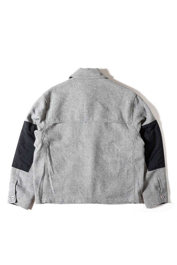 [GSMJ-058] 맥키노 재킷 그레이는 남성용 아우터로, 가을과 겨울에 착용하기 좋은 두꺼운 울 소재의 맥키노 코트입니다. 캐주얼, 클래식, 워크웨어 스타일을 아우르며, 멜란지 또는 트위드 패턴으로 제작되어 유틸리티한 무드를 연출합니다. 레귤러핏으로 편안하게 착용 가능하며, 넉넉한 사이즈의 대용량 패치 포켓이 특징입니다. 출근룩으로 활용하기 좋으며, 레이어드하여 다양한 스타일을 연출할 수 있습니다.
