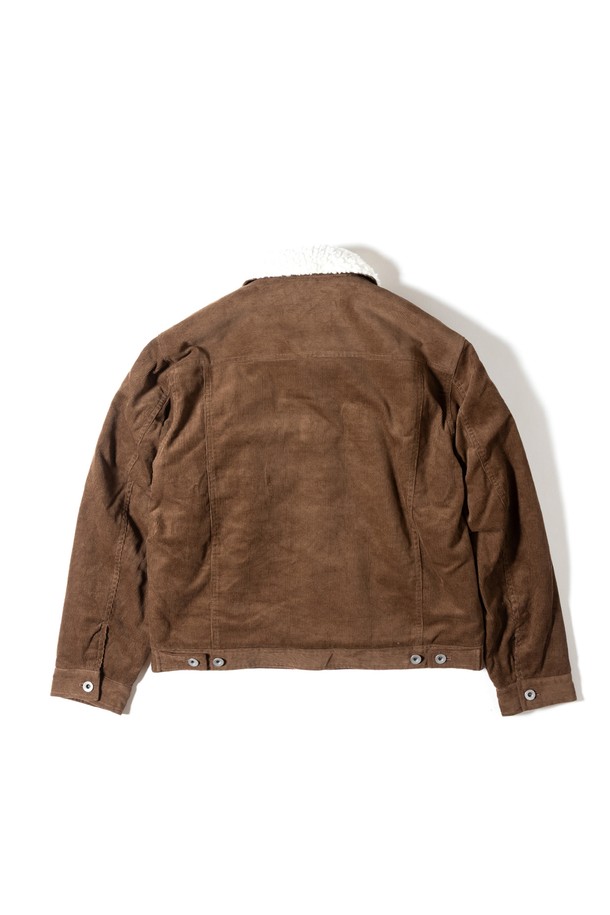 [GSMJ-059] SHERPA TRUCKER JACKET MOCHA는 남녀 모두 착용 가능한 오버핏 트러커 재킷입니다. 톤 다운된 모카 컬러의 코듀로이 소재로 제작되어 부드러운 촉감을 선사하며, 가을과 겨울에 따뜻하게 착용할 수 있습니다. 안감은 퍼(fur)로 되어 있어 보온성을 높였으며, 레이어드하여 다양한 스타일을 연출할 수 있습니다. 데이트룩, 출근룩 등 캐주얼, 클래식, 미니멀한 스타일에 모두 잘 어울립니다.
