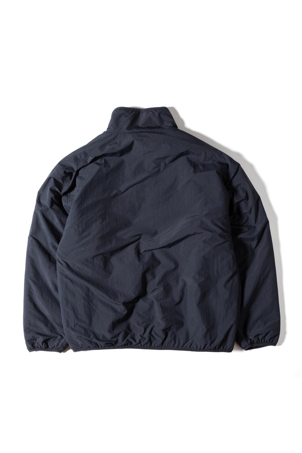 [GSMJ-060] 리버시블 재킷 4.0 블랙은 남성을 위한 아우터입니다. 가을과 겨울에 착용하기 적합하며, 두꺼운 두께감으로 보온성을 높였습니다. 
블랙 컬러의 레귤러핏 디자인으로, 밀리터리 및 캐주얼 스타일을 연출할 수 있습니다. 
나일론 소재의 발수 기능이 있어, 일상생활에서 실용적으로 활용 가능합니다. 
카모 패턴의 리버시블 스타일이며, 긴 소매와 집업 여밈 방식으로 편안하게 착용할 수 있습니다.
미니멀하고 캐주얼한 스타일을 선호하는 남성에게 적합한 아이템입니다.
