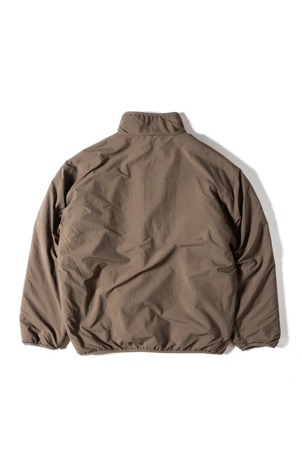 [GSMJ-060] 리버시블 재킷 4.0 브라운은 남성용 리버시블 자켓입니다. 가을과 겨울에 착용하기 좋으며, 밀리터리 및 캐주얼 스타일을 연출할 수 있습니다. 브라운 컬러의 카모 패턴 디자인에 레귤러핏으로 제작되었으며, 나일론 소재를 사용하여 두꺼운 두께감과 부드러운 촉감을 제공합니다. 발수 기능을 갖추고 있어 일상생활은 물론 여행룩과 캠핑룩에도 적합하며, 집업 여밈 방식과 긴 소매 기장으로 편안하게 착용할 수 있습니다.
