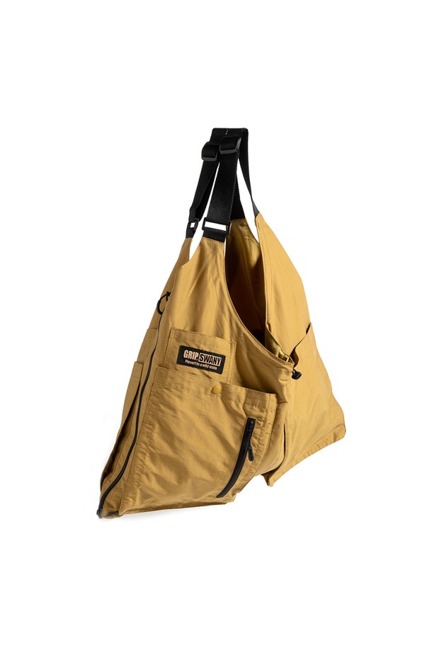 [GSMV-063] 기어 백 베스트 5.0 코요테는 아웃도어 및 일상에서 활용하기 좋은 남성용 베스트입니다. 밀리터리, 아웃도어 스타일을 연출하며, 사계절 착용 가능한 레귤러 기장의 민소매 디자인입니다. 나일론과 폴리에스테르 혼방 소재로 제작되어 튼튼하며, 무지 패턴의 코요테 컬러가 특징입니다. 라운드넥에 지퍼형 여밈 방식으로, 다양한 소지품을 수납할 수 있는 다수의 포켓과 토트백으로 변형 가능한 2WAY 디자인을 제공합니다. 여행, 캠핑, 등산 등 다양한 TPO에 캐주얼, 고프코어, 워크웨어 스타일로 활용하기 좋습니다.
