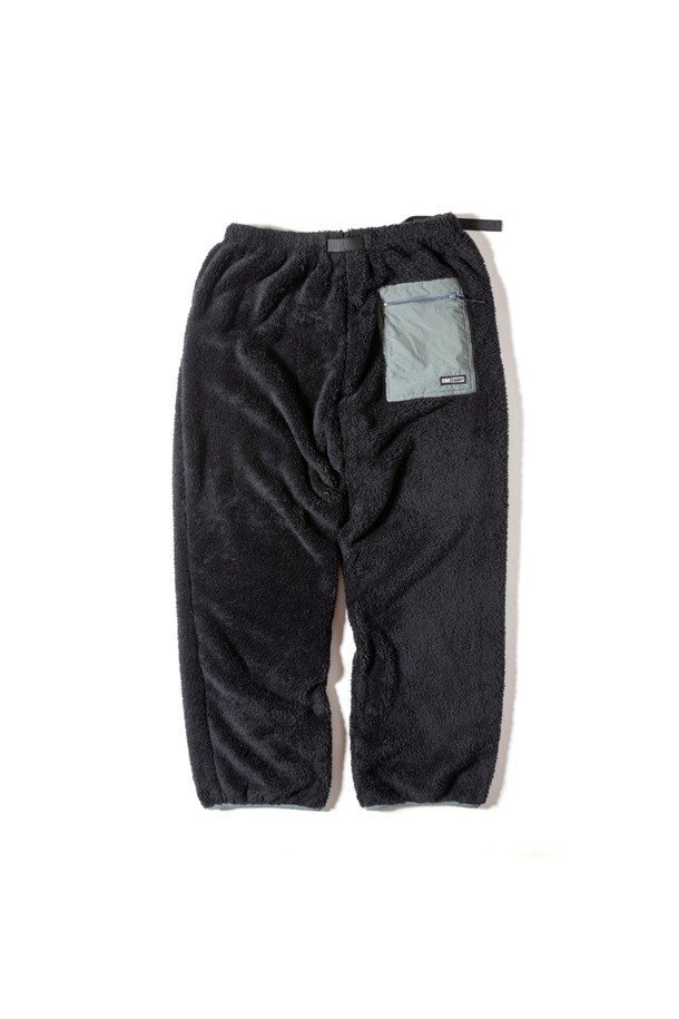[GSMCP-064] CORAL FLEECE PANTS BLACK은 겨울철 따뜻함을 책임지는 블랙 컬러의 코랄 플리스 팬츠입니다. 부드러운 촉감과 푹신한 착용감으로 편안함을 선사하며, 일상 및 방한용으로 활용하기 좋습니다. 밴딩 처리로 활동성을 높였으며, 레귤러핏 디자인으로 캐주얼한 스타일을 연출합니다. 두꺼운 두께감의 플리스 소재로 보온성을 극대화하여 추운 날씨에도 따뜻하게 입을 수 있습니다. 세탁 시에는 세탁망 사용 및 찬물 세탁을 권장하며, 건조기 사용은 피해주세요.
