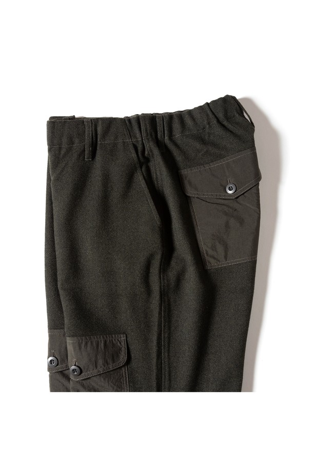 [GSMP-066] 울 라이크 필드 팬츠 카키는 남성용 바지로, 가을과 겨울에 착용하기 좋은 긴 기장의 필드 팬츠입니다. 울 소재를 사용하여 부드러운 촉감과 두꺼운 두께감을 제공하며, 레귤러 핏으로 편안하게 착용할 수 있습니다. 밀리터리 및 워크웨어 스타일을 기반으로 하여 출근룩과 비즈니스 캐주얼, 클래식, 워크웨어, 미니멀 스타일에도 잘 어울립니다. 카키 색상의 무지 디자인에 무릎 보강과 포켓 디테일, 멜란지 원단으로 포인트를 더했습니다.
