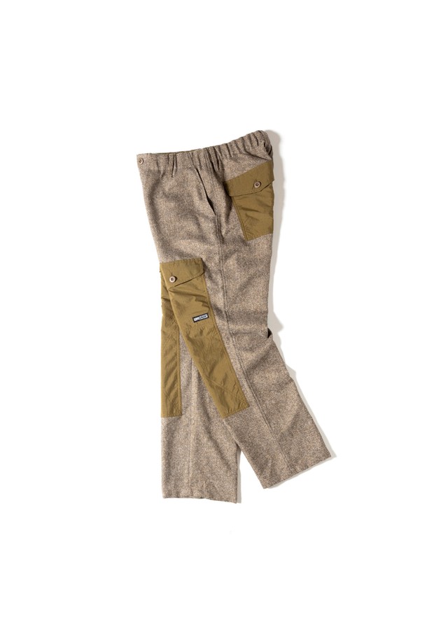 [GSMP-066] 울 라이크 필드 팬츠 브라운은 가을, 겨울 시즌 남성 고객을 위한 레귤러핏 긴바지입니다. 울 소재 특유의 부드러운 촉감과 멜란지 텍스처가 특징이며, 일상 및 아웃도어 활동에 적합합니다. 밀리터리, 워크웨어 스타일을 기반으로 무릎 보강과 포켓 디테일, 밴딩 처리로 활동성을 높였습니다. 넉넉한 두께감으로 보온성을 제공하며 출근룩, 캠핑룩 등 다양한 TPO에 클래식, 워크웨어, 미니멀 스타일로 활용하기 좋습니다.
