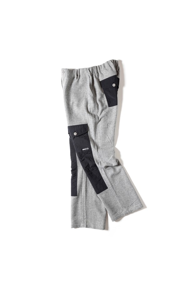 [GSMP-066] 울 라이크 필드 팬츠 그레이는 가을, 겨울 시즌에 어울리는 남성용 필드 팬츠입니다. 멜란지 패턴의 울 라이크 소재를 사용하여 부드러운 촉감과 트위드 느낌을 살렸으며, 레귤러 핏으로 편안하게 착용 가능합니다. 일상 및 아웃도어 활동 모두에 적합하며, 무릎 보강과 포켓 디테일로 실용성을 더했습니다. 워크웨어와 밀리터리 스타일을 결합하여 클래식하면서도 미니멀한 무드를 연출하며, 출근룩으로도 활용하기 좋습니다. 관리 또한 용이합니다.
