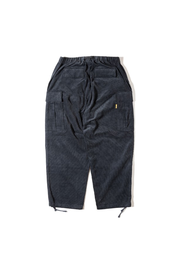 [GSMP-067] 코듀로이 부쉬 팬츠 다크 그레이는 가을, 겨울 시즌에 어울리는 남성용 바지입니다. 두꺼운 코듀로이와 면 혼방 소재로 제작되어 따뜻하고 편안한 착용감을 제공합니다. 다크 그레이 컬러의 무지 디자인에 레귤러 핏으로, 밀리터리 및 캐주얼 스타일을 연출하기 좋습니다. 밑단 스트링과 포켓 디테일이 돋보이며, 스핀들 테이프 밴딩으로 허리 조절이 용이합니다. 일상복으로 활용하기 좋은 실용적인 아이템입니다.
