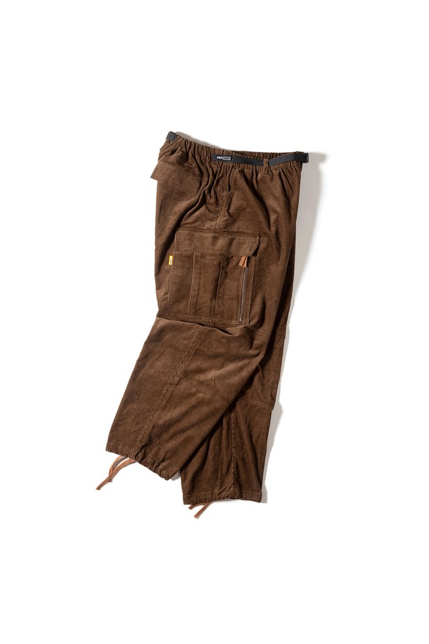 [GSMP-067] 코듀로이 부쉬 팬츠 모카는 가을, 겨울 시즌에 어울리는 남성용 긴바지입니다. 밀리터리, 캐주얼 스타일을 아우르는 디자인으로, 밴딩 허리와 루즈핏으로 편안한 착용감을 제공합니다. 부드러운 코듀로이와 면 혼방 소재로 제작되었으며, 두꺼운 두께감으로 따뜻함을 더합니다. 스핀들 테이프 당김 손잡이, 밑단 스트링, 포켓 디테일이 특징이며, 캠핑룩, 산책룩, 캐주얼, 클래식, 워크웨어 스타일을 연출하기 좋습니다. 무지 디자인의 모카 컬러로 다양한 상의와 손쉽게 매치할 수 있습니다.
