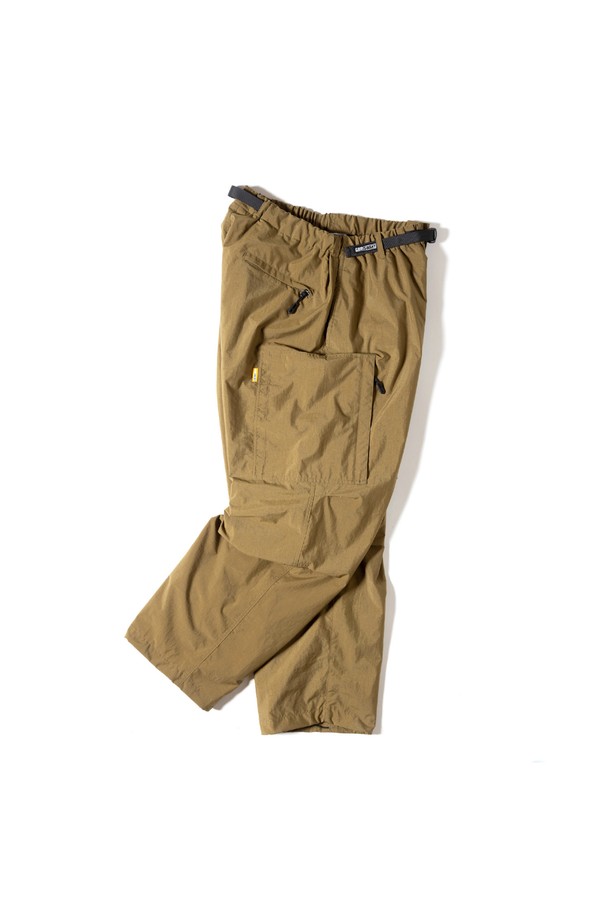 [GSMP-070] 브러쉬드 메쉬 라이닝 필드 팬츠 코요테는 남성용 필드 팬츠로, 가을과 겨울에 적합한 두꺼운 두께감과 보온성을 제공합니다. 발수 기능과 톤온톤 무지의 코요테 컬러가 특징이며, 밀리터리 및 아웃도어 스타일을 연출합니다. MACLOWLY® 소재를 사용하여 내구성을 높였으며, 무릎 액션 프리츠 디테일로 활동성을 더했습니다. 와이드핏으로 편안함을 강조하며, 기모 메쉬 안감으로 부드러운 착용감을 선사합니다. 캠핑룩, 등산룩, 여행룩, 고프코어 및 워크웨어 스타일을 즐기는 분들께 추천합니다.
