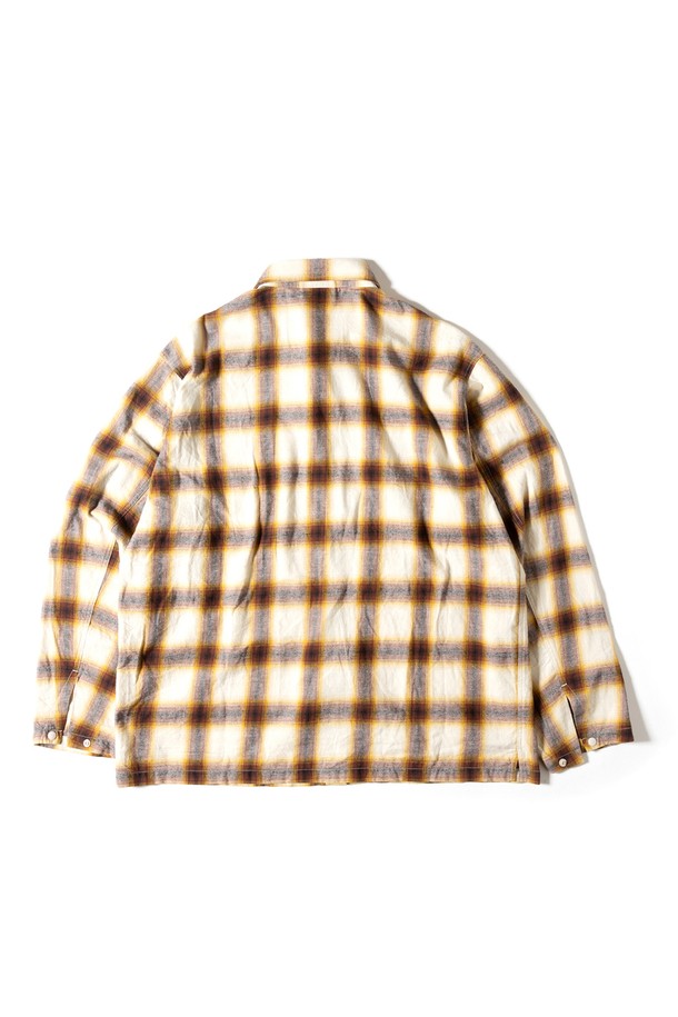 [GSMSH-071] 브러시드 체크 셔츠 브라운은 부드러운 기모 플란넬 소재로 제작되어 가을, 겨울 시즌에 따뜻하게 착용할 수 있습니다. 톤 다운된 브라운 컬러의 체크 패턴이 캐주얼하면서도 클래식한 분위기를 연출합니다. 레귤러핏으로 편안한 착용감을 제공하며, 긴 소매와 카라 디자인으로 깔끔한 실루엣을 완성합니다. 가슴 부분의 패치 포켓 디테일이 실용성을 더하며, 출근룩 또는 비즈니스 캐주얼 스타일에도 활용하기 좋습니다. 부드러운 촉감의 두꺼운 두께감으로 포근함을 느낄 수 있습니다.
